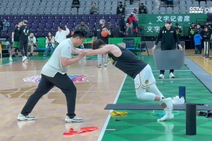 DB官网在线登录入口新绝招？吴骁赛前热身在篮下练习单手投篮